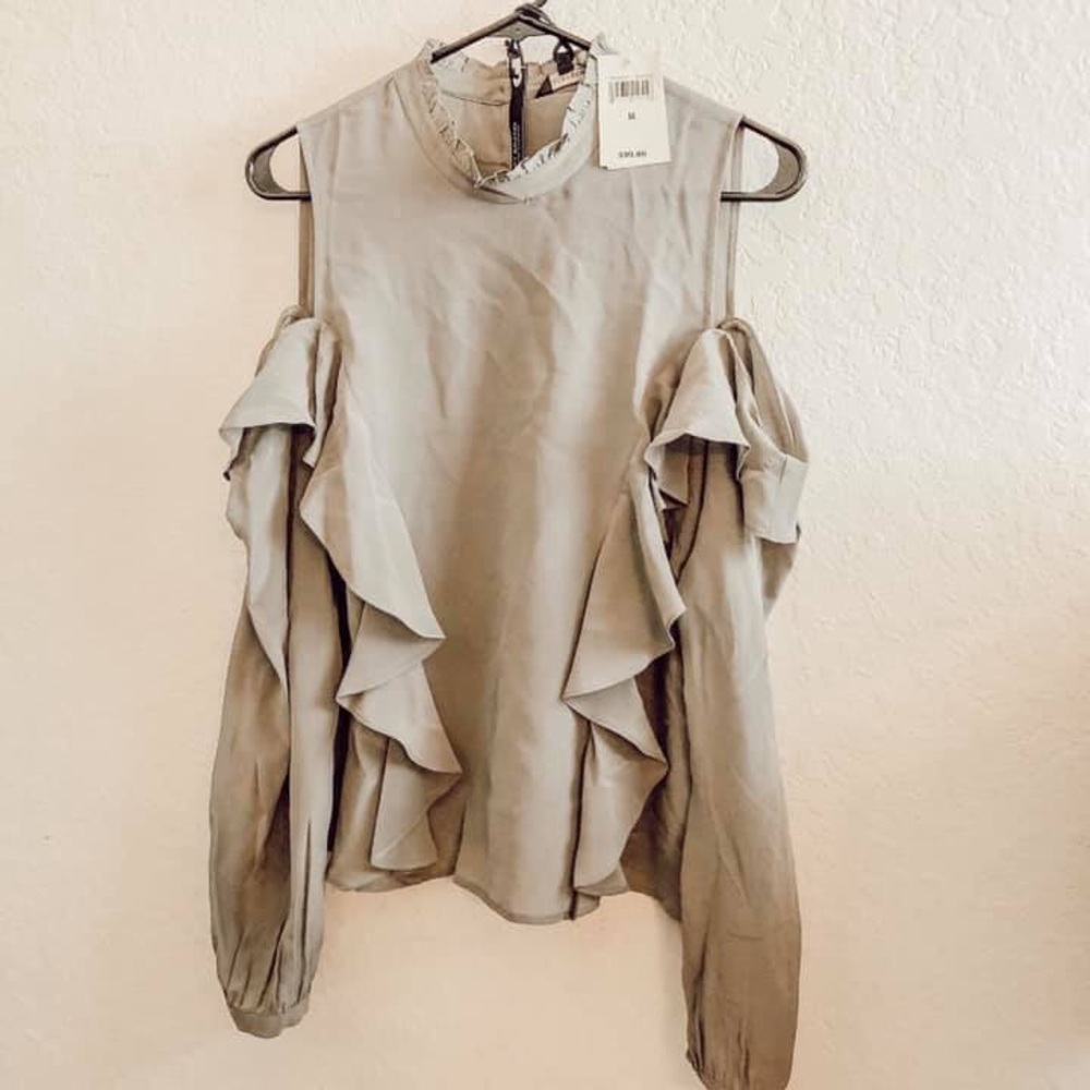 LUCKY PEEP SHOULDER BLOUSE